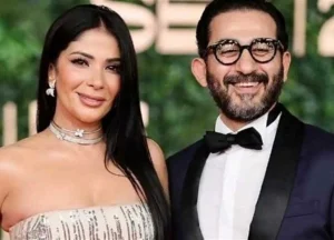 أحمد حلمي يوجه رسالة خاصة لمنى زكي عبر فيلم بيعي الكنبة بعد 24 سنة زواج وما ردت عليه الفنانة