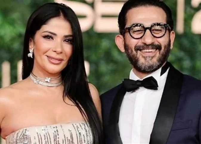 أحمد حلمي يوجه رسالة خاصة لمنى زكي عبر فيلم بيعي الكنبة بعد 24 سنة زواج وما ردت عليه الفنانة