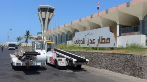 مطار عدن يتعرض لهجوم حوثي بالصواريخ والمسيّرات قبل هبوط رحلة قادمة من مصر وفق السلطات المحلية
