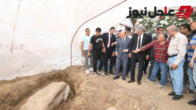 مصري يعثر على تمثالين أثريين ضخمين أمام منزله أحدهما لرمسيس الثاني ويحصل على رحلة عمرة