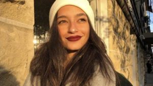 أميرة أديب ترد على أزمة شهادة زواج رجلين وتؤكد التعامل قانونيًا مع الإساءة