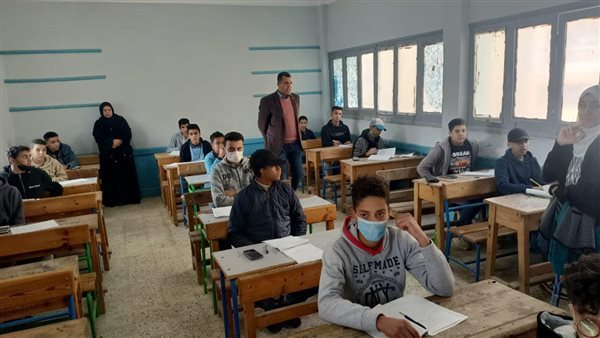 فصل طالبة عامًا كاملًا بعد الاعتداء على معلمة في السويس