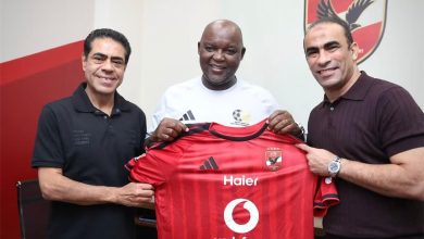 قبل مواجهة مصر.. عبد الحفيظ يهدي موسيماني درع الأهلي