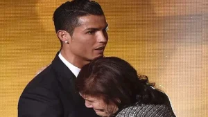 والدة رونالدو تكشف تفاصيل المكالمة معه بعد خروجه من معسكر منتخب البرتغال